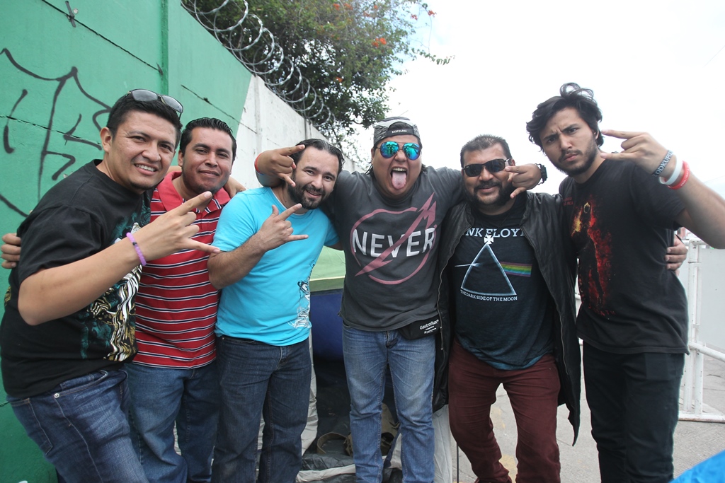 Seguidores salvadoreños llegan al país para observar por primera vez a Metallica y comparten con los guatemaltecos la pasión por la música. (Foto Prensa Libre: Keneth Cruz)