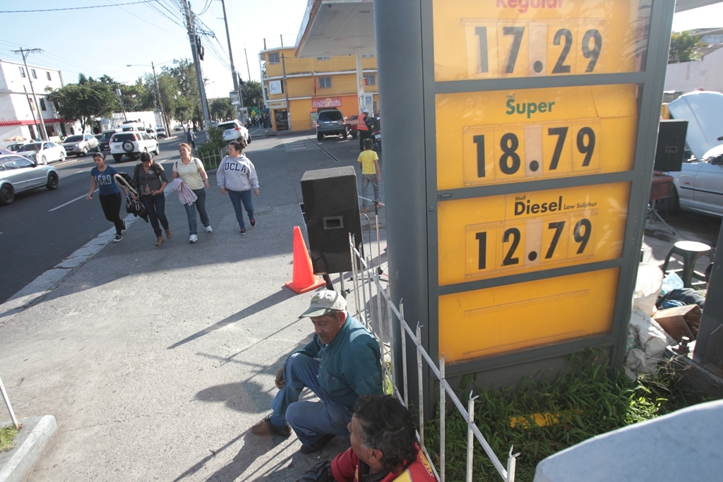 El precio reflejó una baja, ayer, en las gasolineras del área metropolitana. (Foto Prensa Libre: Érick Ávila)