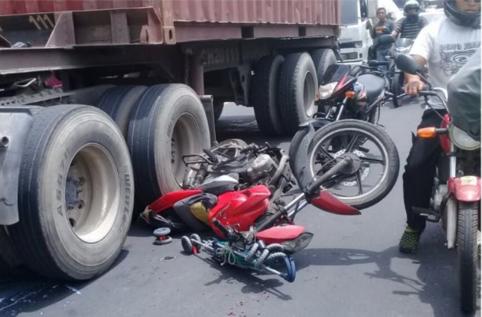 Así quedó la motocicleta luego del accidente. (Foto Prensa Libre: Amílcar Montejo)