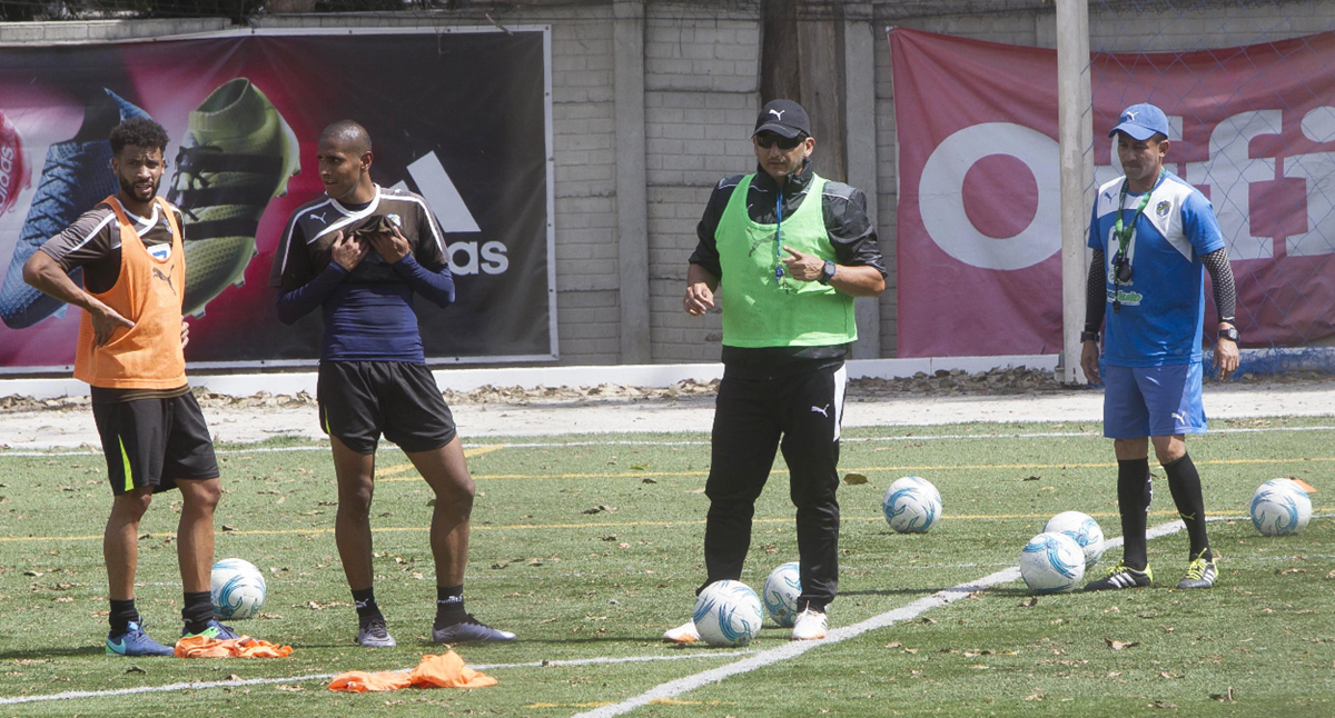 Ronald González dirige el entrenamiento de los blancos como preparación para el juego frente a Marquense. (Foto Prensa Libre: Norvin Mendoza)