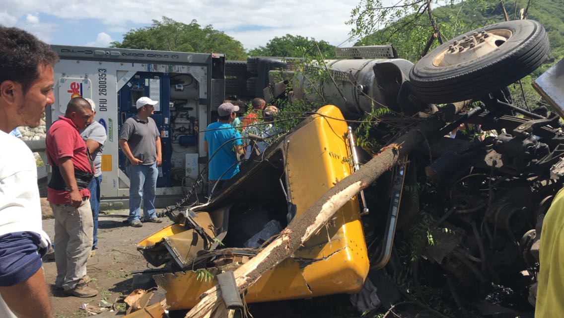 Tráiler accidentado bloquea el paso de vehículos en el puente Jones, ubicado en Río Hondo, Zacapa. (Foto Prensa Libre: Julio Vargas)
