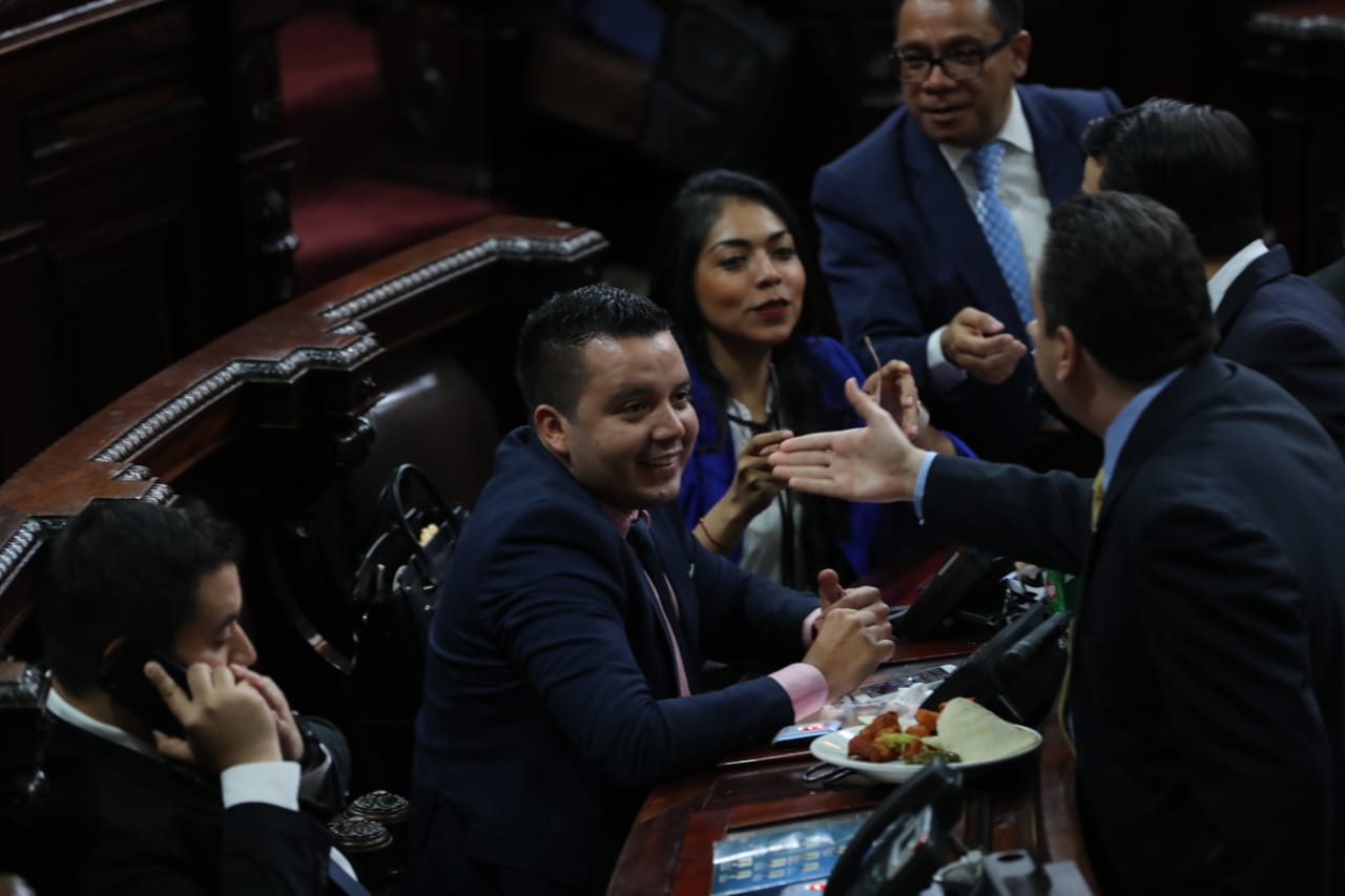 Varios diputados se acercan a felicitar a José Alberto Hernández Salguero, presidente de la Comisión Pesquisidora de los tres magistrados de la CC. (Foto Prensa Libre: Erick Ávila)