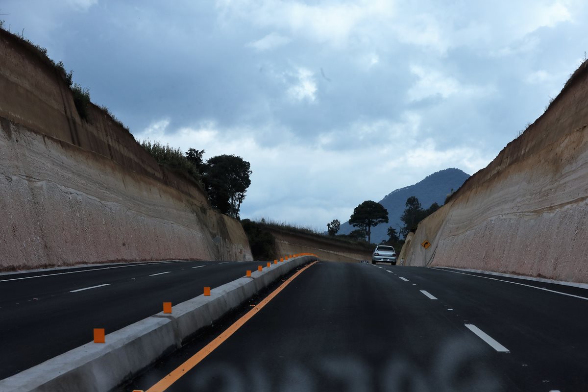 Los primeros 7.5 kilómetros del Libramiento de Chimaltenango quedaron habilitados este martes. (Foto Prensa Libre: César Pérez Marroquín)