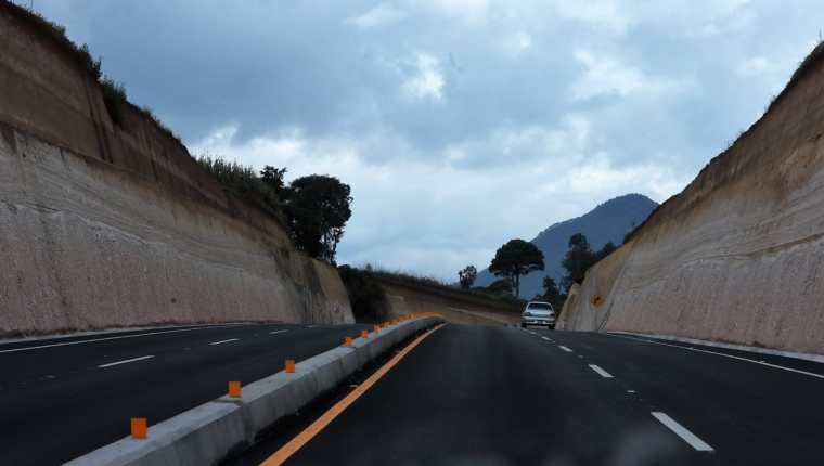 Los primeros 7.5 kilómetros del Libramiento de Chimaltenango quedaron habilitados este martes. (Foto Prensa Libre: César Pérez Marroquín)
