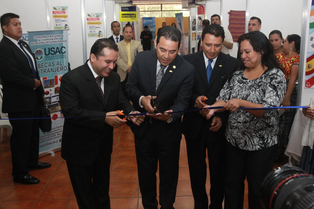 El presidente Jimmy Morales y autoridades de Segeplán e Inguat cortaron la cinta simbólica de inauguración.(Foto Prensa Libre: Estuardo Paredes)