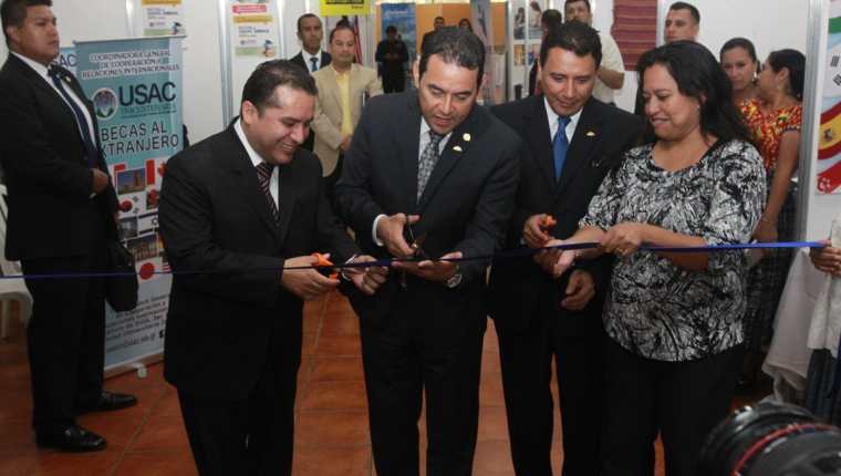 El presidente Jimmy Morales y autoridades de Segeplán e Inguat cortaron la cinta simbólica de inauguración.(Foto Prensa Libre: Estuardo Paredes)