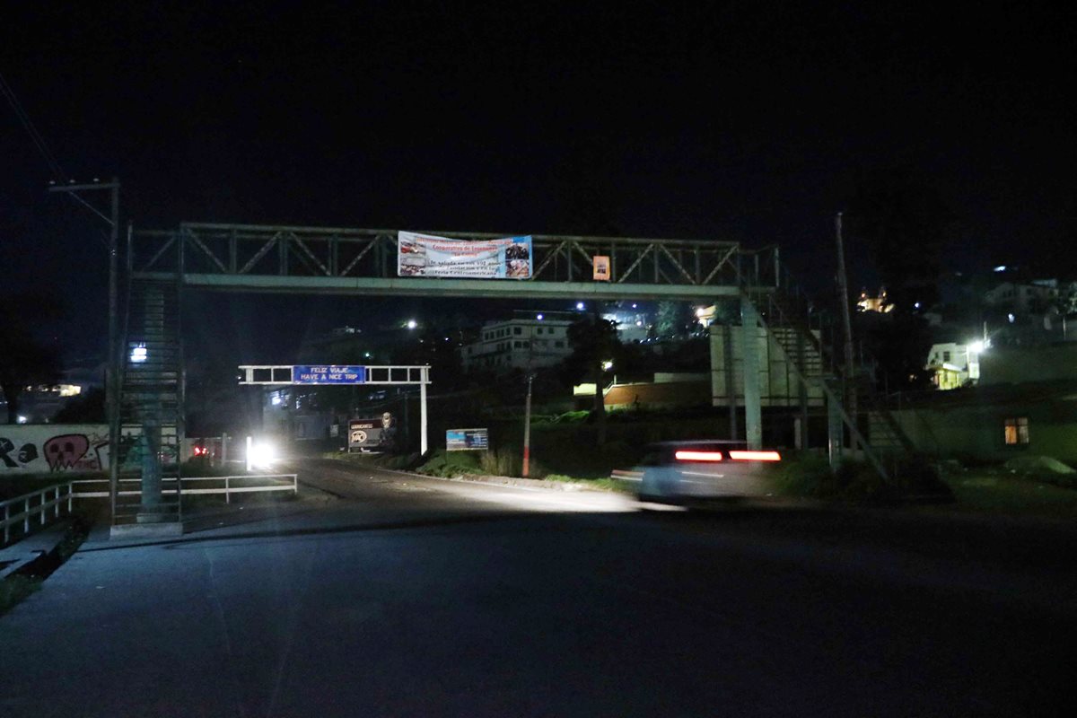El ingreso a Xelajú, en el sector Las Rosas, zona 5, permanece a oscuras por la falta de luminarias. (Foto Prensa Libre: Carlos Ventura).