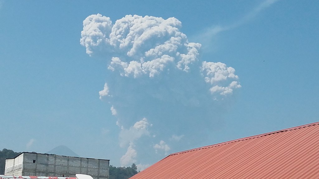 Vista del volcán Santiaguito desde Xela, luego de fuerte erupción que causó una extensa columna de ceniza. (Foto Prensa Libre: Carlos Ventura)