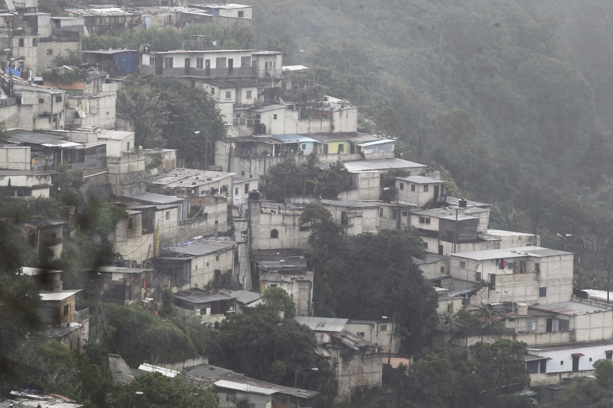 Las construcciones en block en laderas no están bien cimentados y representan riesgos. (Foto Prensa Libre: Carlos Hernández)