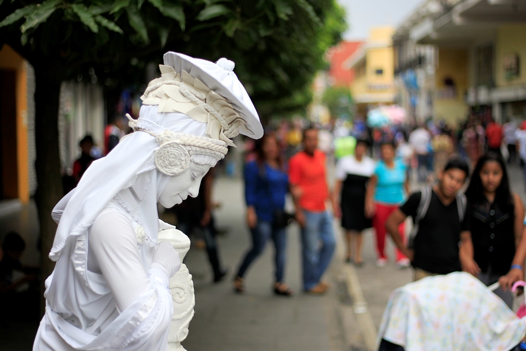 Elaina Ferreira Silva, de 25 años nació en una comunidad de Brasil, su pasión es el arte de estatua viviente. (Foto Prensa Libre: Paulo Raquec)