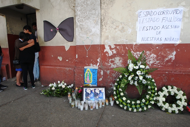 Frente al Inacif, carteles piden justicia por la muerte de 40 niñas y adolescentes del Hogar Seguro. (Foto Prensa Libre: Hemeroteca)