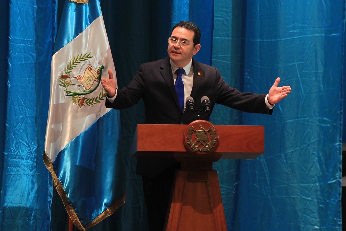 Presidente Jimmy Morales habla en el acto de la firma del compromiso por la Agenda Nacional de Desarrollo Sostenible y su articulación con el Plan K'atun Guatemala 2032. (Foto Prensa Libre: Esbin García)