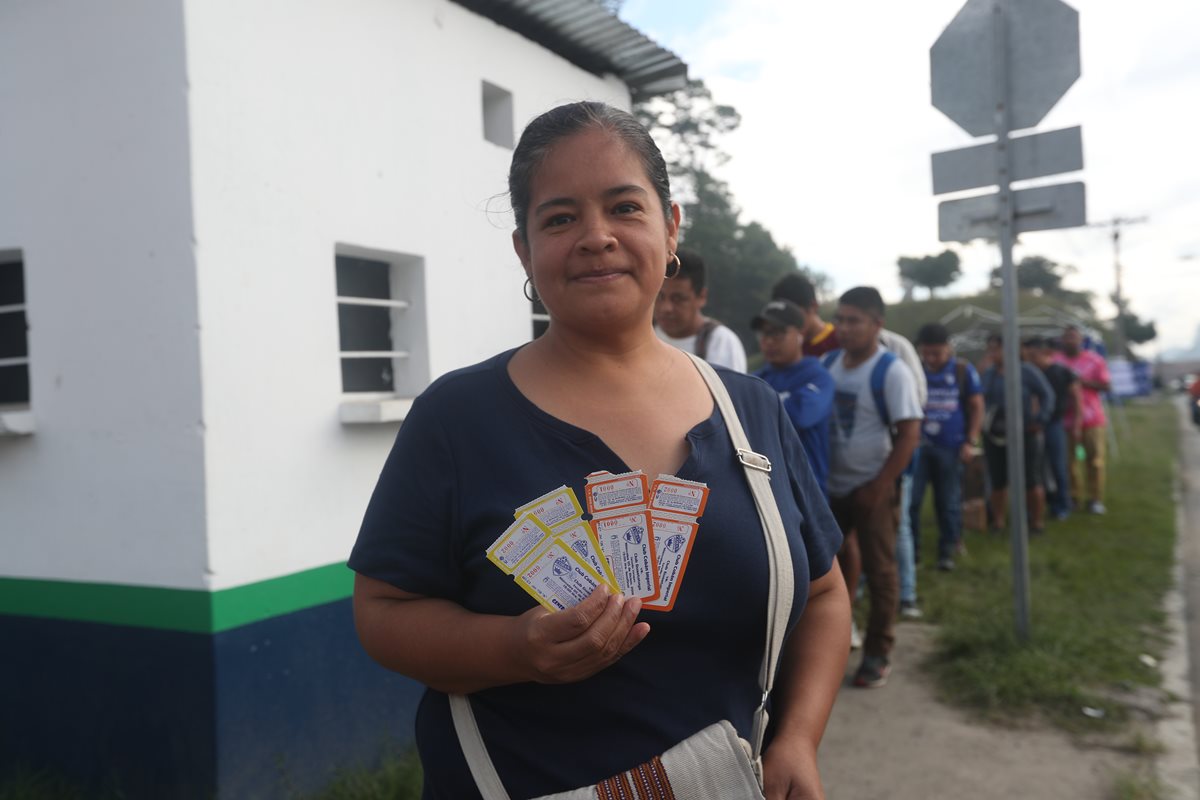 Ilse Sierra muestra con orgullo los boletos que compró para ver el partido Cobán Imperial vs Guastatoya. (Foto Prensa Libre: Edwin Fajardo)