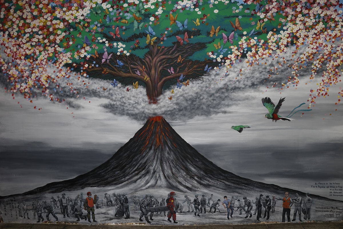 Mural elaborado por Daijo Yamada, artista japonés, en homenaje a las víctimas de la erupción del Volcán de Fuego. (Foto Prensa Libre: Julio Sicán)