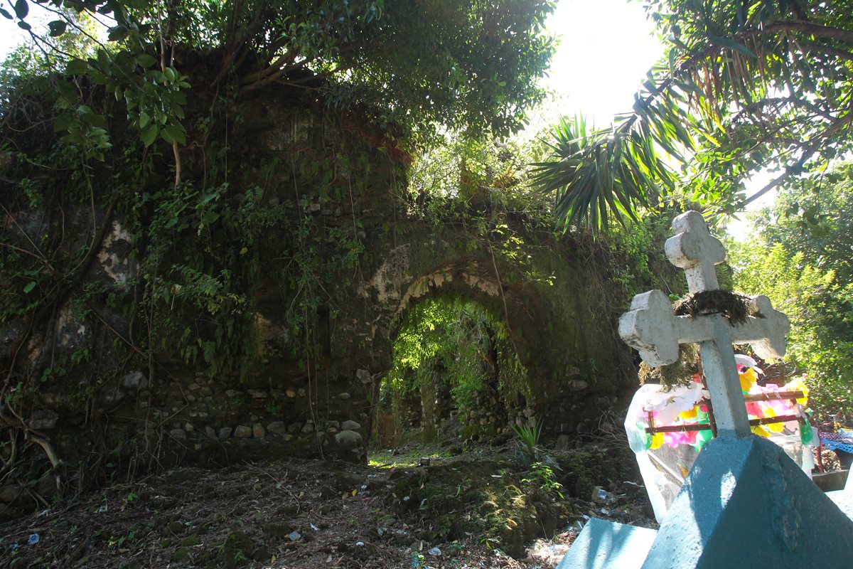 Ocultas entre la vegetación permanecen las ruinas de San Juan Perdido