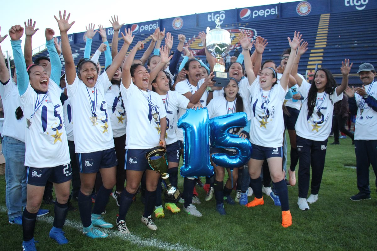 La jugadoras de Unifut celebran su título número 15 de la Liga Femenina de Futbol. (Foto Prensa Libre: Raúl Juárez)