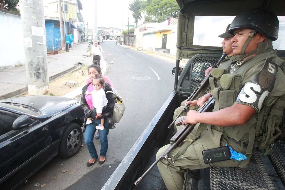Soldados efectúan patrullajes en colonia Limón, zona 18. (Foto Prensa Libre: Hemeroteca PL)