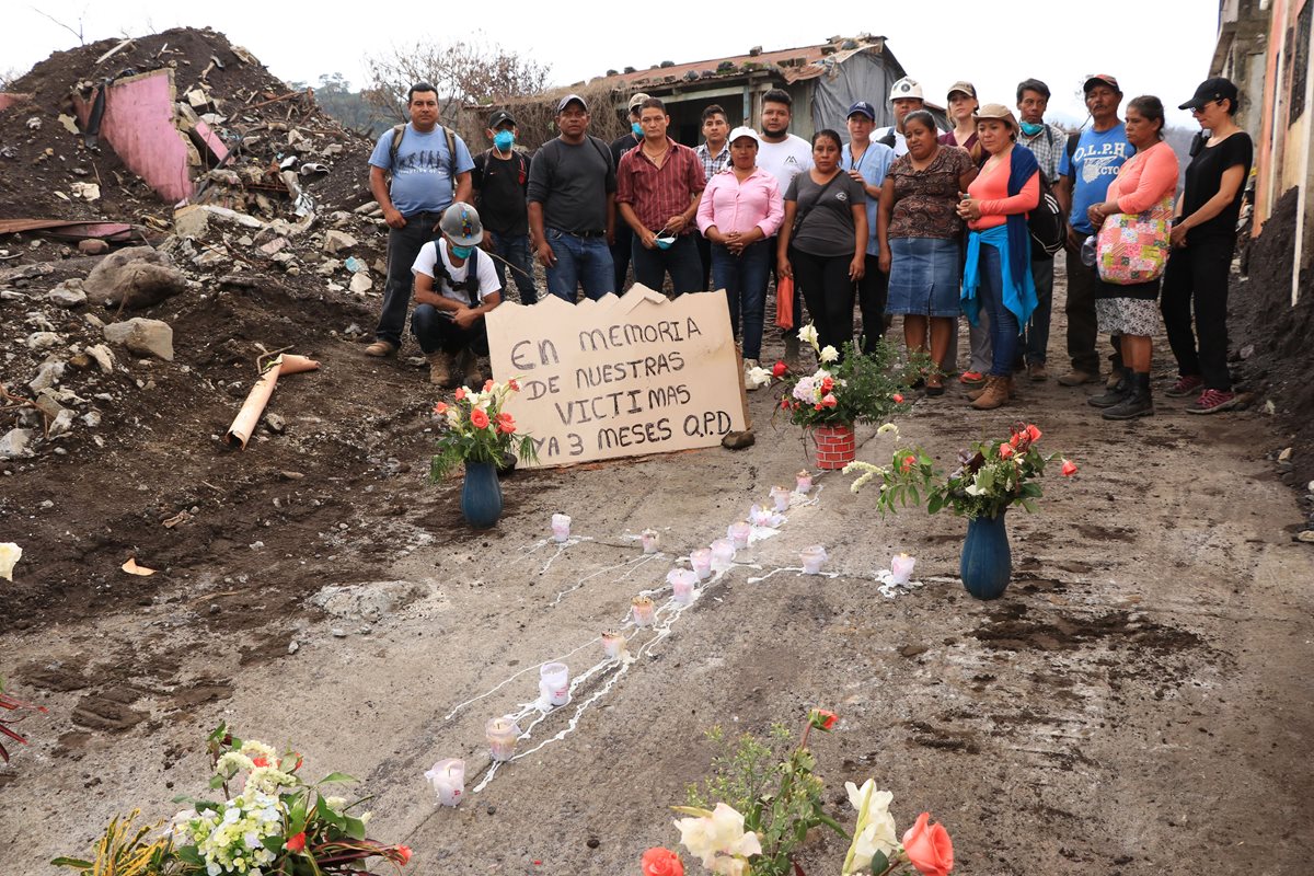 Grupo de sobrevivientes recuerda a víctimas del Volcán de Fuego en la zona cero. (Foto Prensa Libre: Enrique Paredes).