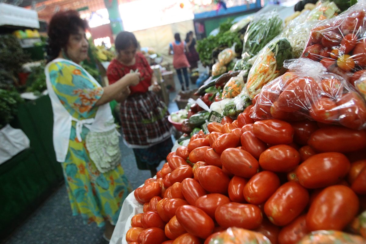 El tomate fue uno de los productos que se encareció durante diciembre del 2015, y que a su vez presionó el comportamiento de precios en la economía. (Foto Prensa Libre: Álvaro Interiano)