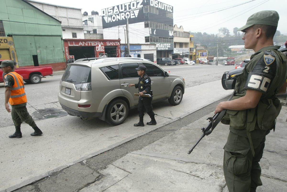 Los patrullajes combinados entre el ejército y la PNC son la dinámica de la seguridad ciudadana. (Foto Prensa Libre: Hemeroteca PL)