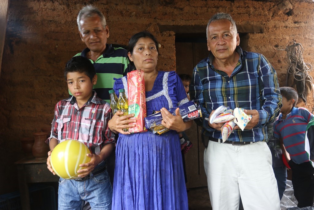 Magnolio Aquino Bojórquez y su mamá Silvestra Bojórquez Felipe junto a las dos personas que les brindaron ayuda. (Foto Prensa Libre: Edwin Paxtor).