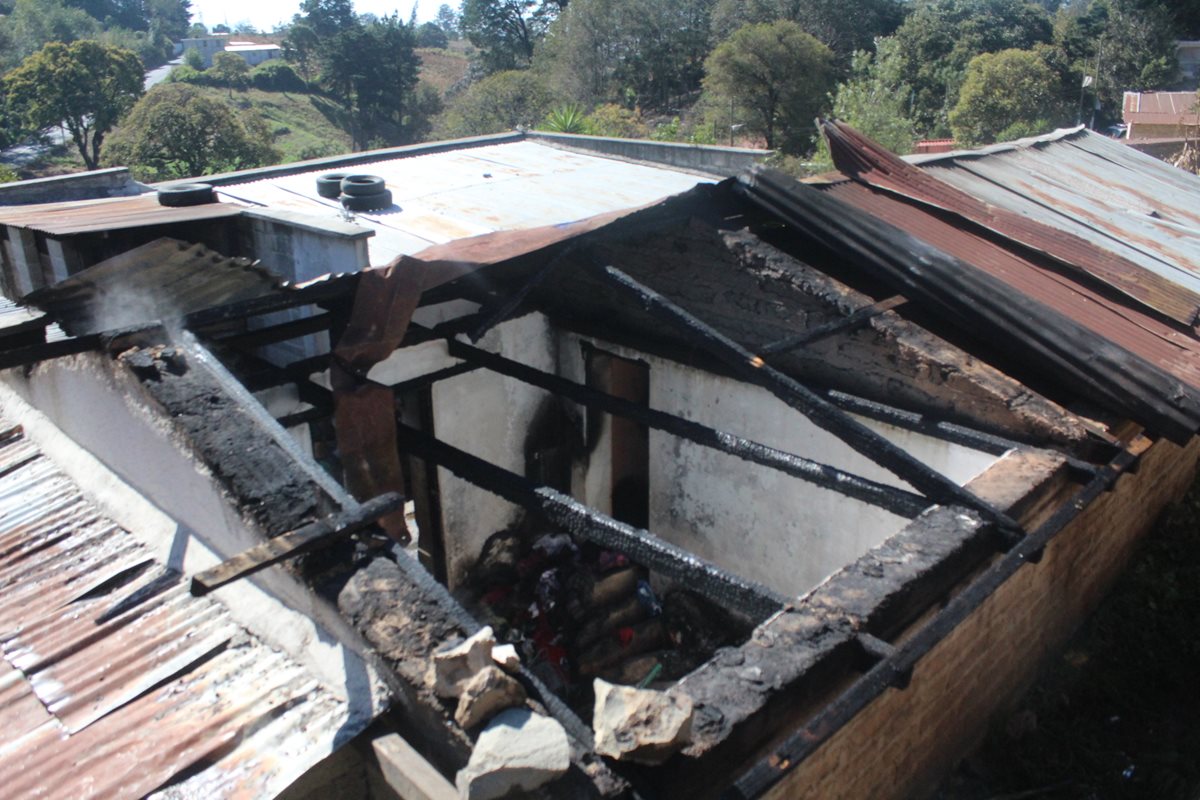 Incendio destruyó techo de vivienda donde estaban los menores, en Sololá. (Foto Prensa Libre: Ángel Julajuj).