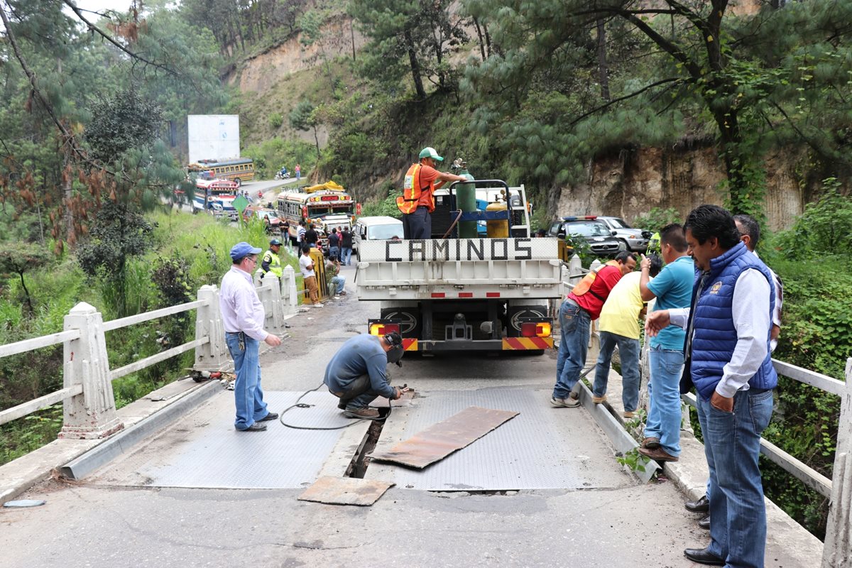 Plancha que fue colocada sobre el puente. (Foto Prensa Libre: Héctor Cordero).