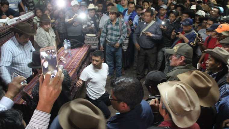 Los alcaldes indígenas en asamblea decidieron aplicarle el castigo comunitario al subcomisario de la PNC. (Foto Prensa Libre: Ángel Julajuj)