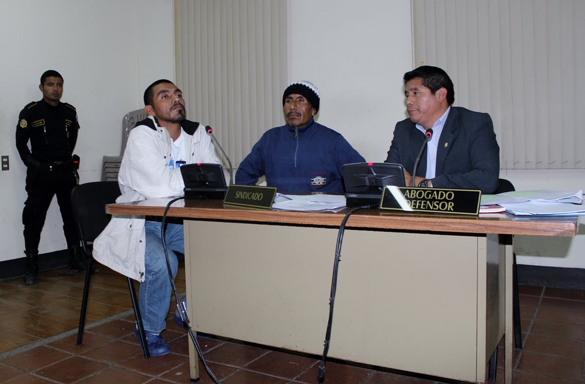 Florindo Nájera, de 46 años, y Enrique Grave Coc, 32, escuchan resolución de juez en Quiché. (Foto Prensa Libre: Óscar Figueroa)