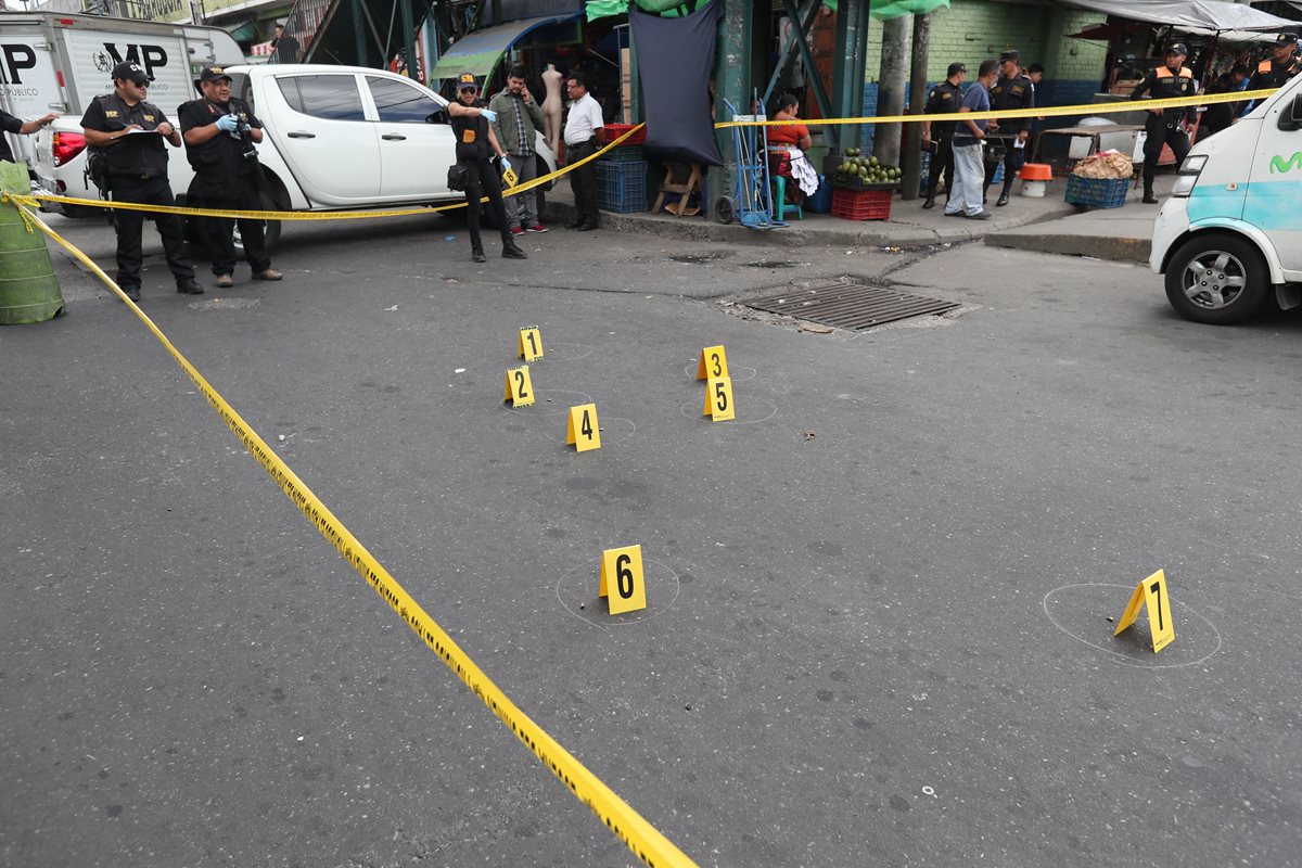 Peritos del Ministerio Público trabajan en el lugar donde Atacan vehículo comercial de Movistar en cercanías del Mercado la Parroquia, zona 6 resultando herido uno de los vendedores. (Foto Prensa Libre: Hemeroteca)