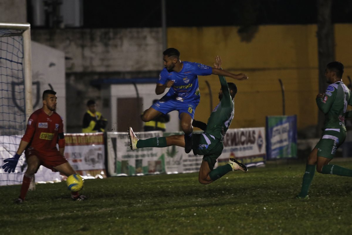 El delantero de Cobán imperial Danilo Guerra anotó doblete en el partido contra Suchitepéquez. (Foto Prensa Libre: Eduardo Sam)