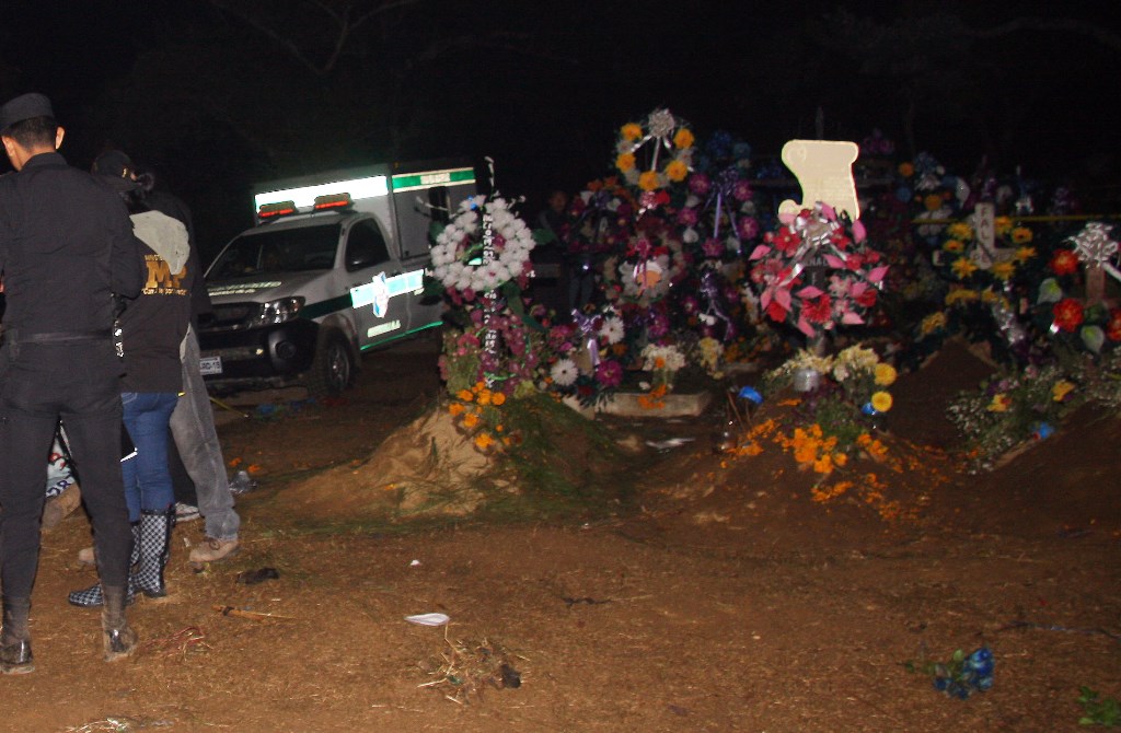 El cadáver de Hanser Armando Jiménez fue localizado en el cementerio de la aldea San Lorenzo el Cubo, Ciudad. (Foto Prensa Libre: Renato Melgar).
