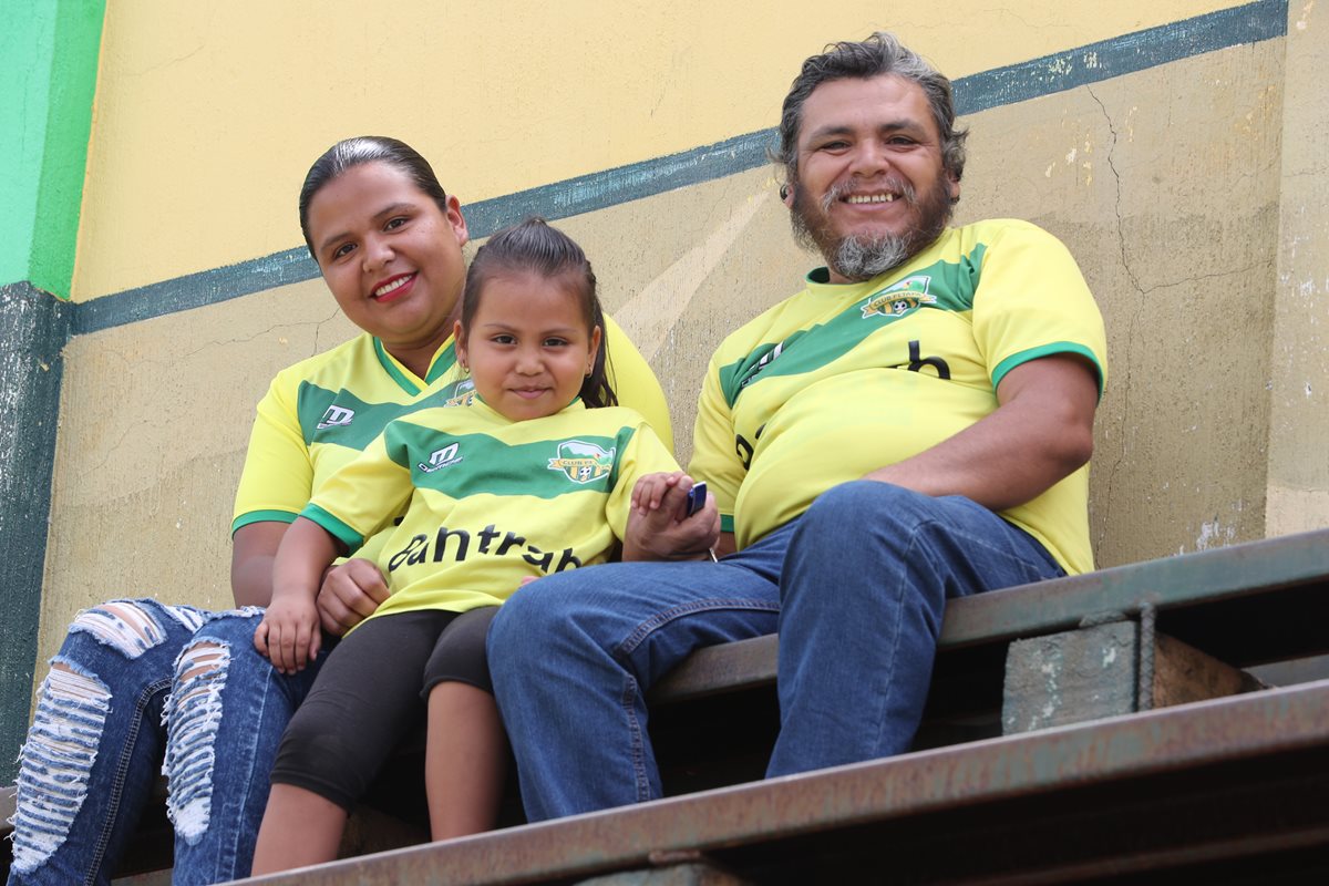 La familia Ramos siempre asiste a los entrenamientos de Deportivo Petapa. (Foto Prensa Libre: Jorge Ovalle)