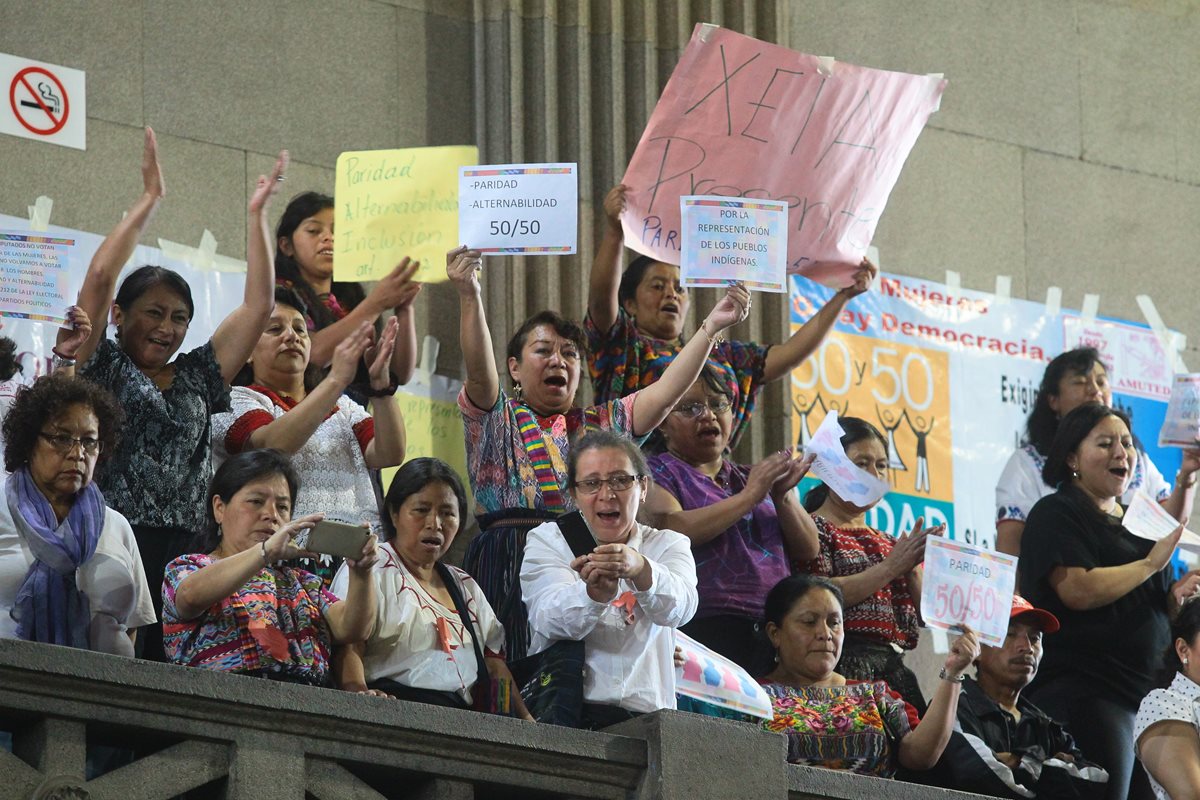 Organizaciones de mujeres presencian desde el palco cuando los diputados rechazan la paridad. Ellas expresaron a gritos su desencanto. (Foto Prensa Libre: Álvaro Interiano)