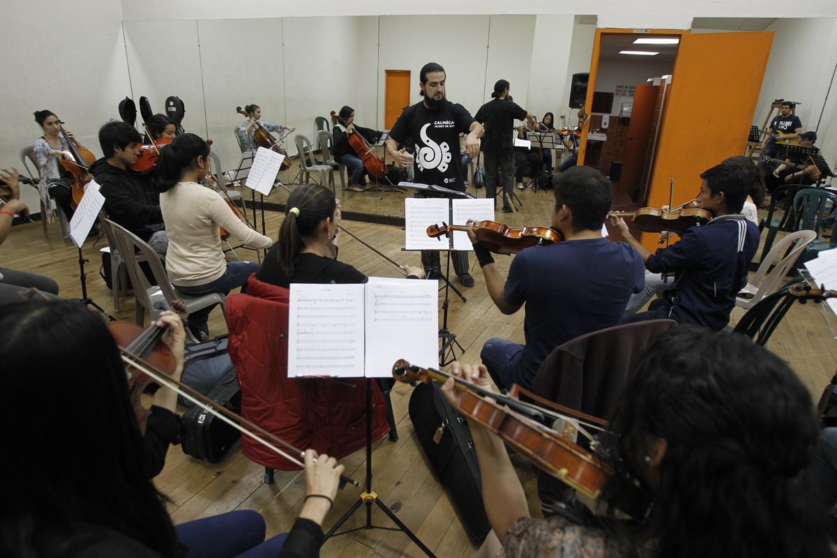 Veinticinco músicos fusionan los sonidos de la música clásica, el rock y la ópera para interpretar temas emblemáticos de Héroes del Silencio. (Foto Prensa Libre: Paulo Raquec)