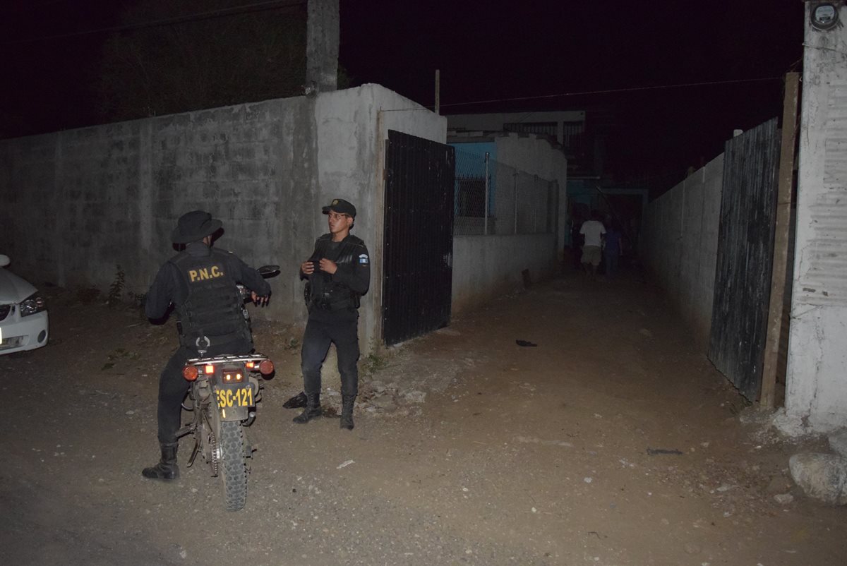 Agentes de la PNC resguardan vivienda donde sujetos pretendían robar, en la cabecera de Escuintla. (Foto Prensa Libre: Carlos E. Paredes)