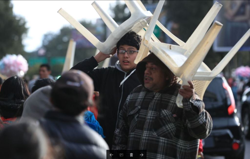 Cientos de guatemaltecos recorren las calles a pie para llegar al show de luces. (Foto Prensa Libre: Carlos Hernández)