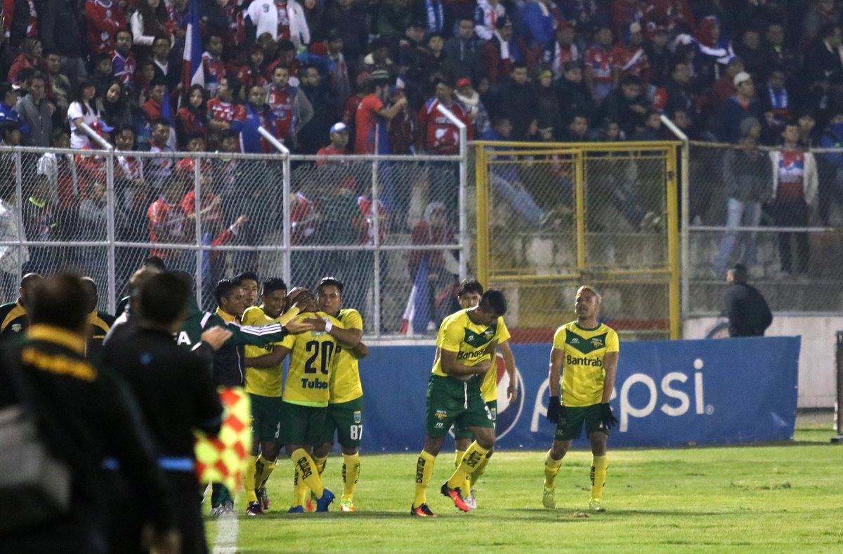 Petapa amargó el debut de Xelajú jugando en su casa. (Foto Prensa Libre: Carlos Ventura)