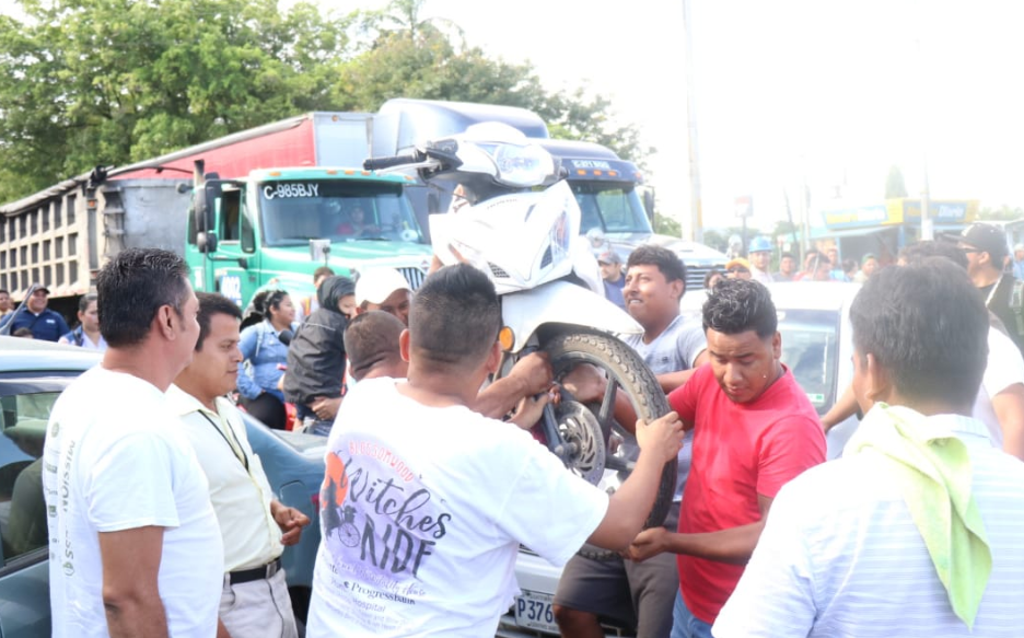 Taxistas colocan vehículos para impedir el paso en el área urbana de Puerto Barrios. (Foto Prensa Libre: Dony Stewart).