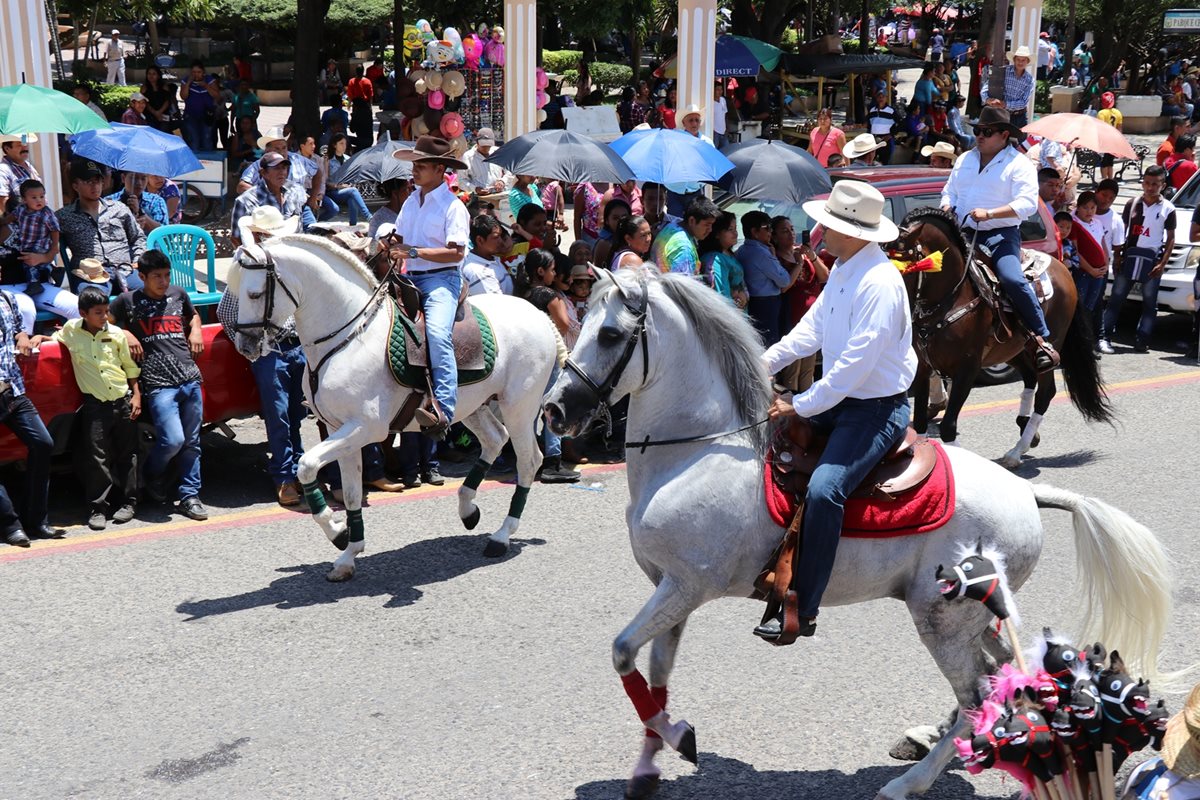 Caballos de alta escuela fueron exhibidos en el desfile hípico de Chiquimula. (Foto Prensa Libre: Mario Morales)
