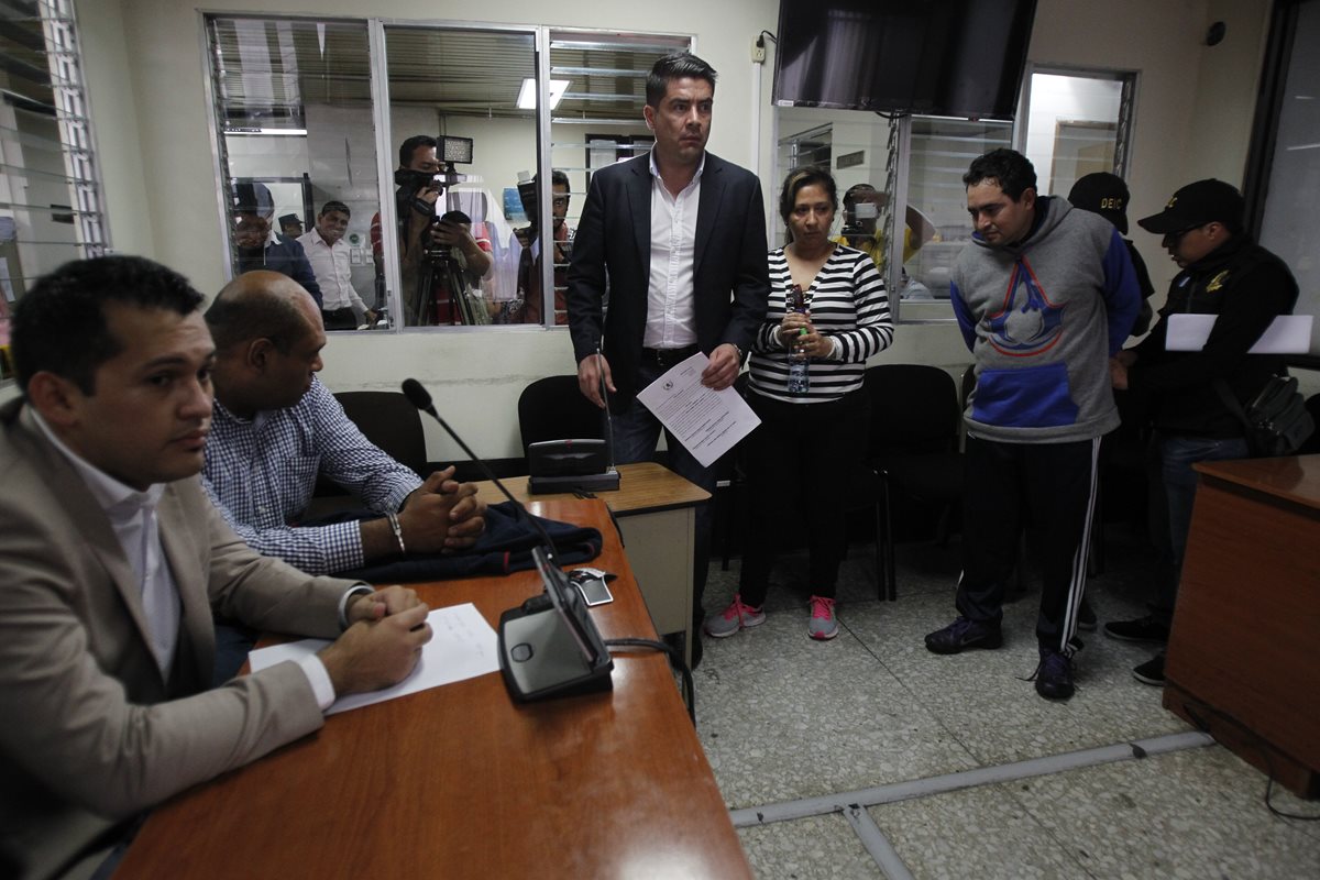 Capturados por colaborar con la fuga de la patrona mientras escuchaban los motivos de su detención por el juzgado undécimo de primera instancia penal. (Foto Prensa Libre: Paulo Raquec)
