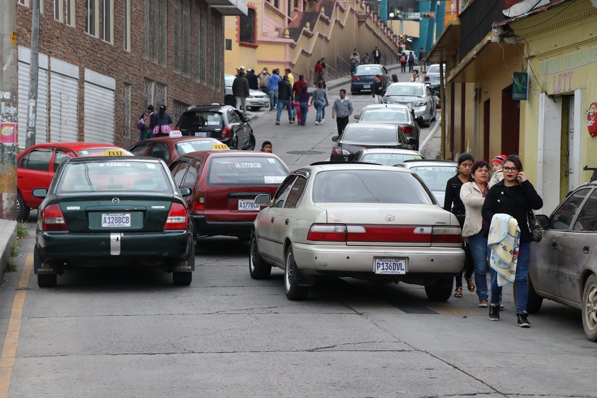 Durante tres horas, taxistas de San Marcos bloquearon las entradas al municipio, para protestar contra la circulación de unidades de Esquipulas Palo Gordo. (Foto Prensa Libre: Whitmer Barrera)
