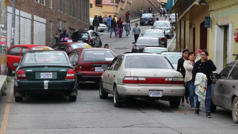 Durante tres horas, taxistas de San Marcos bloquearon las entradas al municipio, para protestar contra la circulación de unidades de Esquipulas Palo Gordo. (Foto Prensa Libre: Whitmer Barrera)