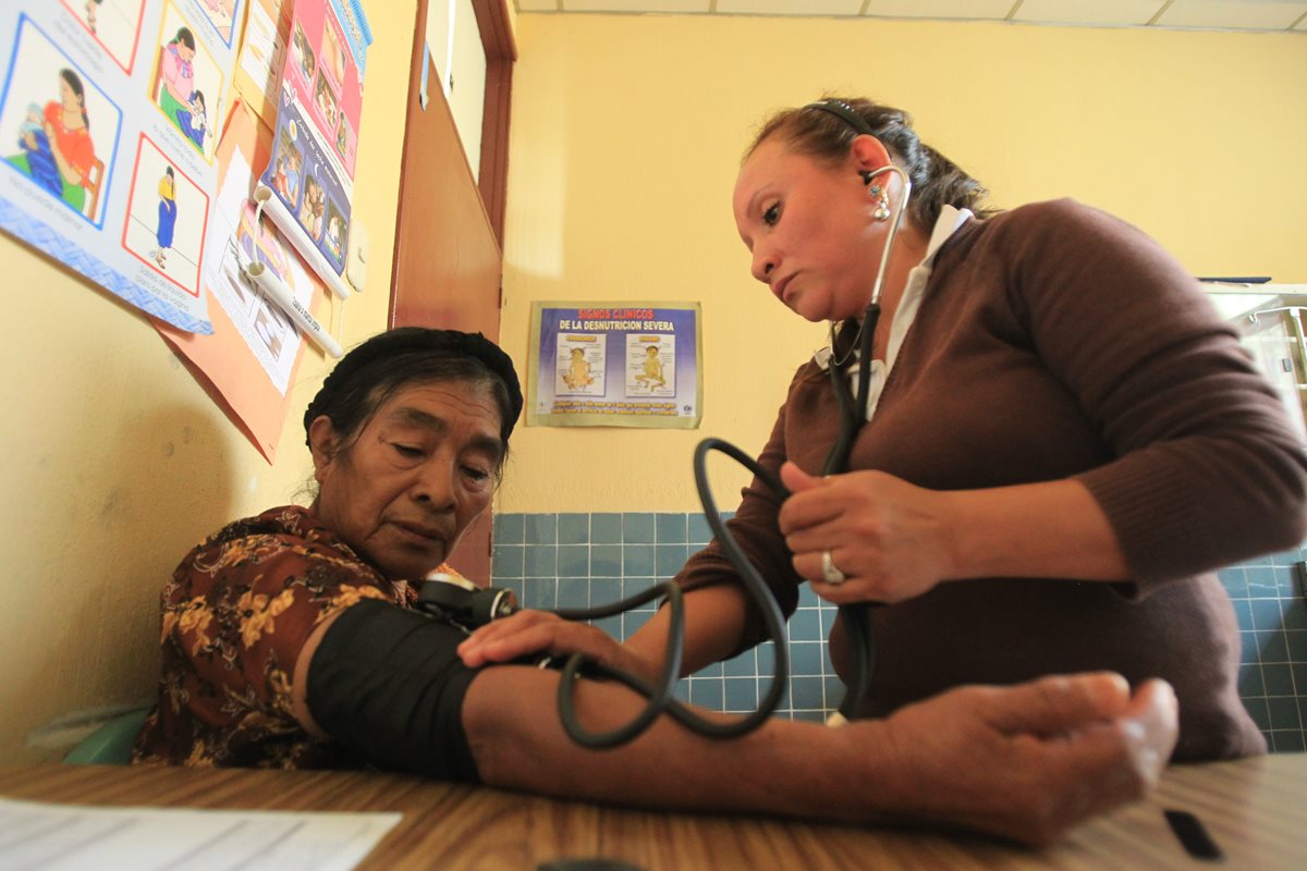 La enfermera Alicia Rosales García asiste a una paciente que acude al centro de Salud. (Foto Prensa LIbre: Esbin García)