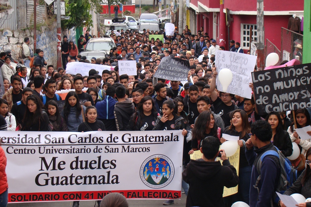 Estudiantes de las diferentes carreras del Cusam marchann en San Marcos para pedir el esclarecimiento de la muerte de las niñas en el Hogar Seguro Virgen de la Asunción. (Foto Prensa Libre: Whitmen Barrera)