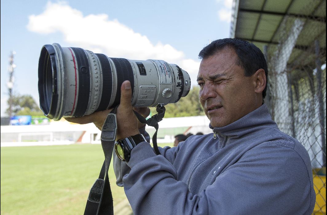 Mauricio Tapia dirigió el entrenamiento de ayer en el estadio Pensativo. (Foto Prensa Libre: Norvin Mendoza)