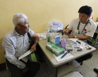 Pobladores se benefician con jornada médica 