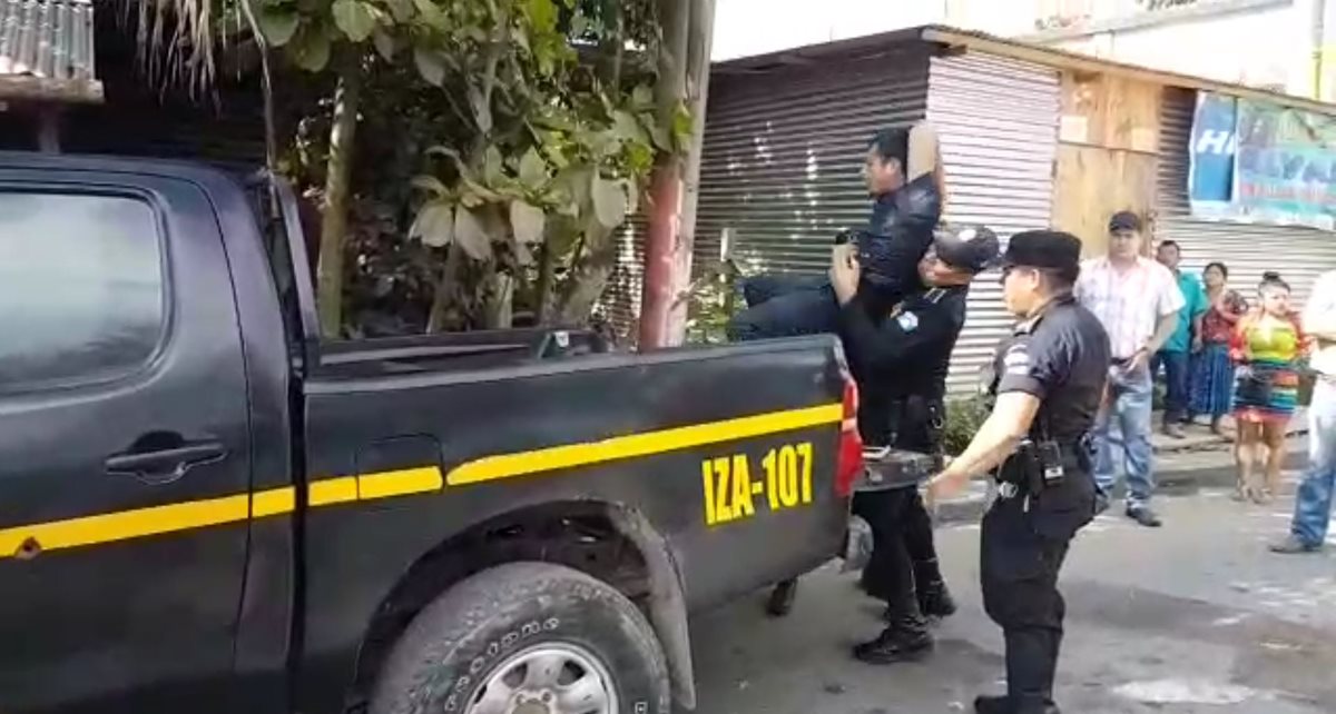 Agentes de la PNC trasladan a un hondureño deportado hacia un juzgado de Morales, Izabal, luego de haber causado disturbios en un bloqueo. (Foto Prensa Libre: Dony Stewart)