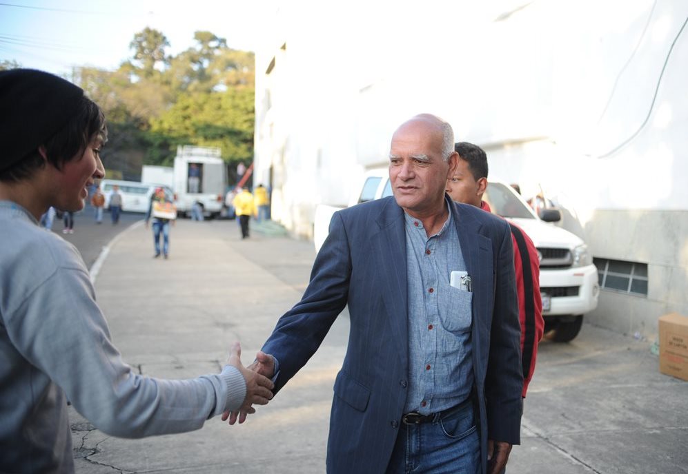 Wálter Claverí es saludado por un aficionado crema, en el partido del sábado pasado, en el Mateo Flores, entre albos y venados. (Foto Prensa Libre: Edwin Fajardo)