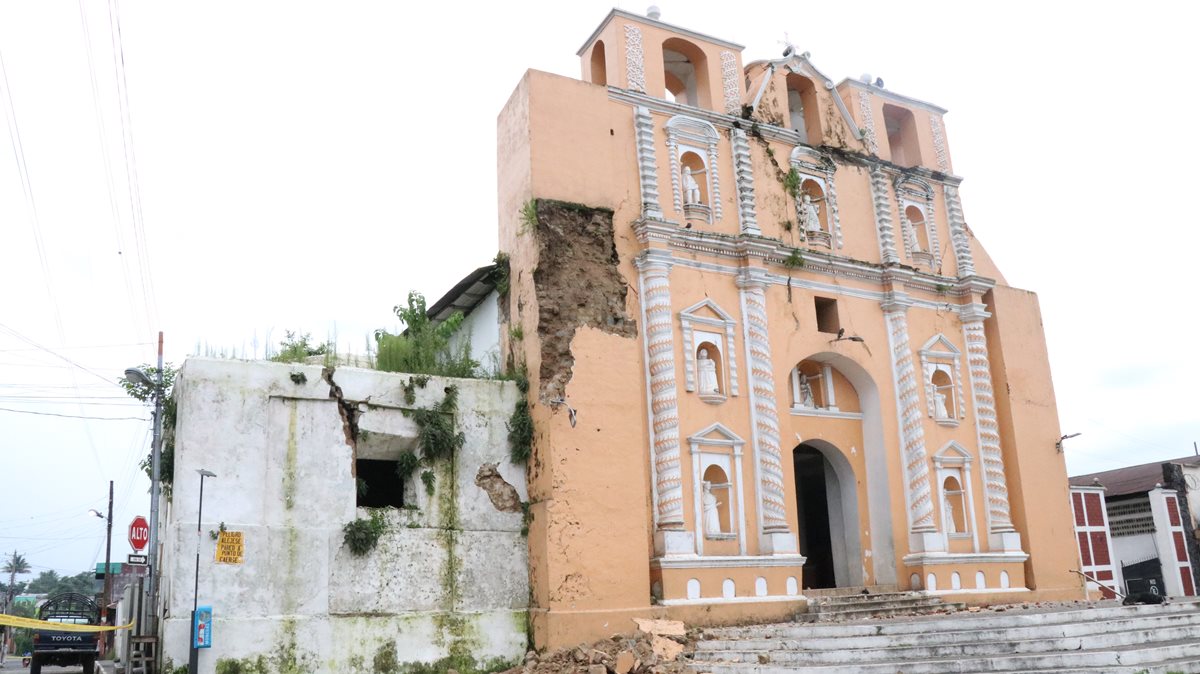 Fachada de la iglesia de Samayac, lo único que quedad del templo construido en 1779. Fue dañada por sismos recientes. (Foto Prensa Libre: Cristian Soto).